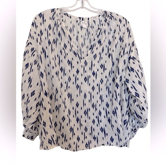 Velvet by Graham & Spencer Stella Ikat Print Blouse Size Large Blue & White - Picture 2 of 9